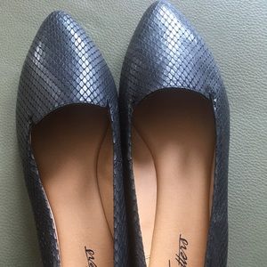 NEW Trotters Harlowe Pointed Toe Embossed Loafers
